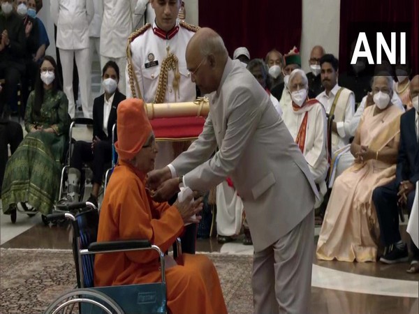 Sachidanand Swami receives the Padma Bhushan award from President Ram Nath Kovind, for his work in Literature and Education.