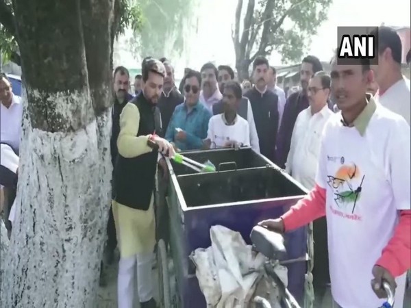 Union Minister Anurag Thakur participated in cleanliness drive in Una on Friday 