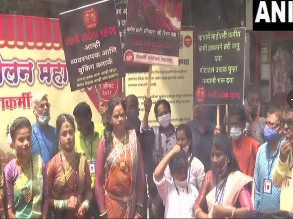 Theatre Artist Protesting in Mumbai's Dadar (Photo/ANI)