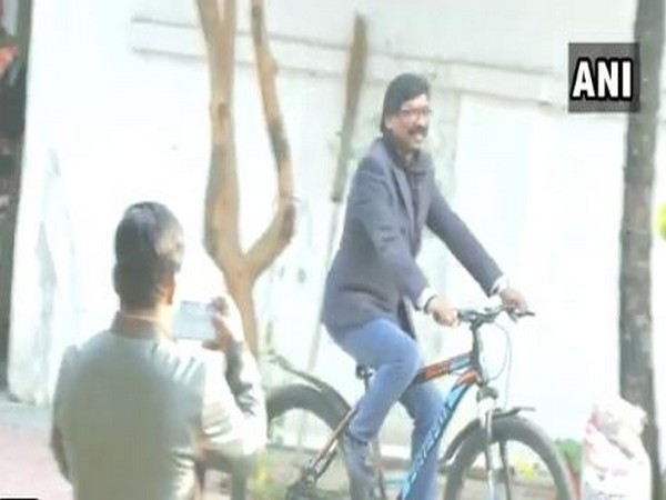 Jharkhand Mukti Morcha working president Hemant Soren rode a cycle at his residence in Ranchi on Monday. Photo/ANI
