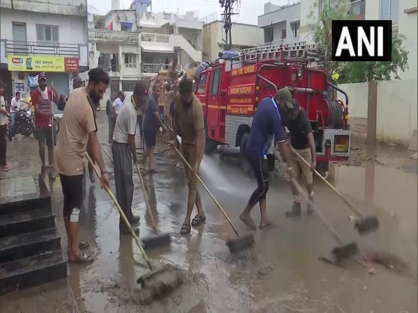 Surat Municipal Corporation starts cleaning work as levels recede