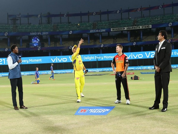 CSK captain MS Dhoni and SRH skipper David Warner at the toss (Photo/ IPLT20.com)