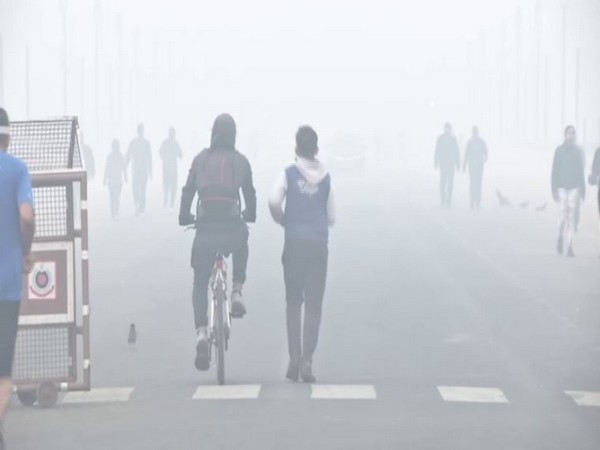Fog engulfs Delhi on Sunday [Photo/ANI] 