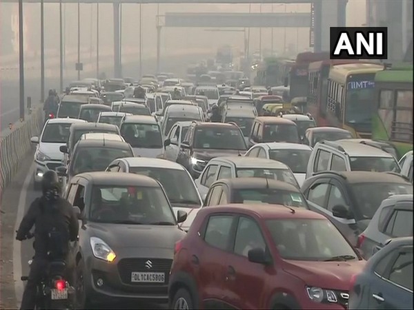 Traffic diversion at Akshardham for Noida in view of farmers' agitation at Ghazipur border. (Photo/ANI)
