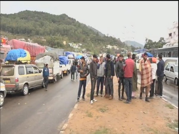 Jammu-Srinagar highway traffic halted Photo/ANI