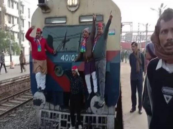 AISF stops train in Patna to protest against CAA on Thursday [Photo/ANI]