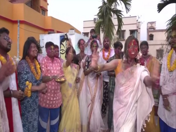 LGBT community people in Kolkata celebrating Holi. (ANI/photo)