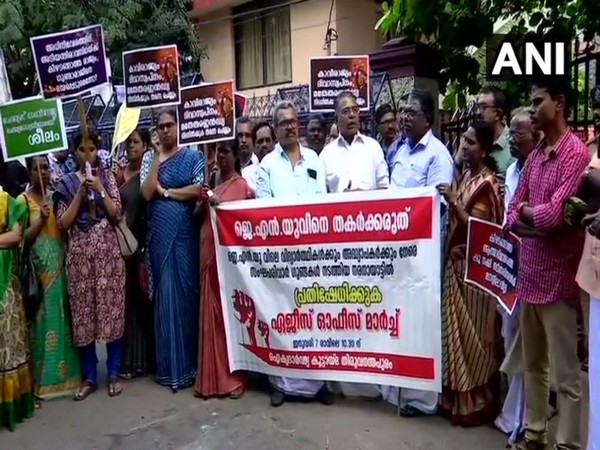 People from Left organisations protest in solidarity with JNU in Thiruvananthapuram. Photo/ANI