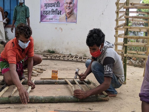 Migrants making bamboo tree guards at a shelter home in Surajpur [Photo/ANI]