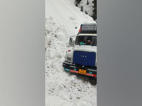 BRO rescues truck  hit by avalanche at Dett Sirpaton.