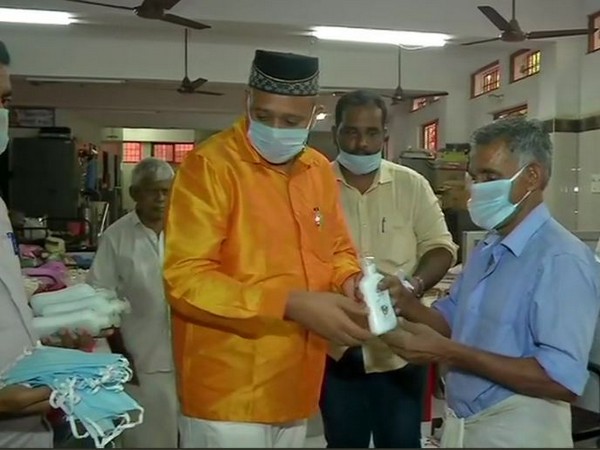 TN Muslim League distributes hand sanitisers and face masks to elderly people. Photo/ ANI