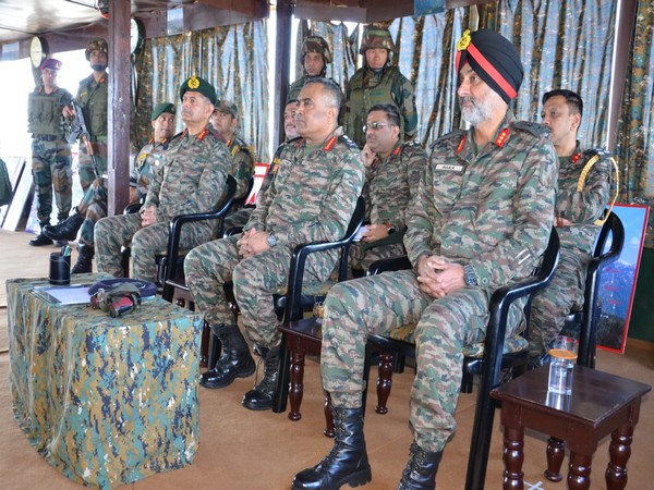 Army Chief visits forward areas along Line of Control in J-K. (Photo/Twitter