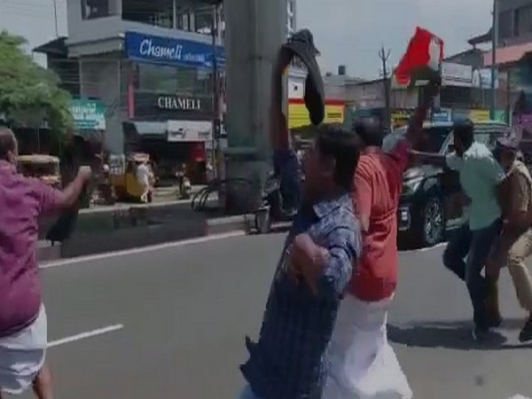 Congress youth workers showing black flags at Kerala streets(Photo/ANI)