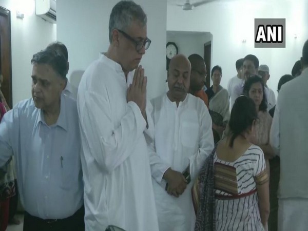 Trinamool Congress (TMC) MP, Derek O'Brien pays last tributes to former external affairs minister, Sushma Swaraj on Wednesday. (Photo/ANI)