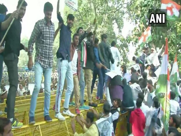 Members of Indian Youth Congress protesting in New Delhi over withdrawal of SPG cover to Gandhi family. Photo/ANI