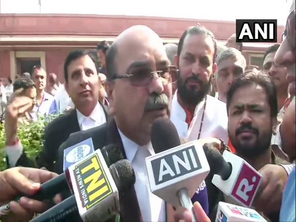 Hindu Mahasabha lawyer Varun Kumar Sinha speaks to media in New Delhi on Saturday [Photo/ANI]
