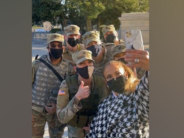 Jennifer Lopez posing with the security personnel. (Image Source: Instagram)