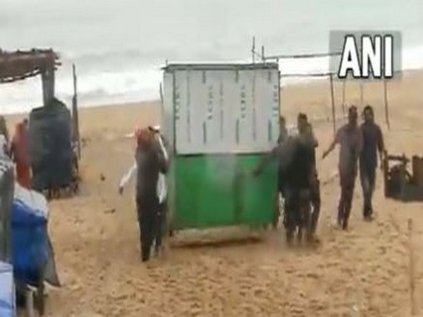 People vacating Puri beach in Odisha (Photo/ANI)