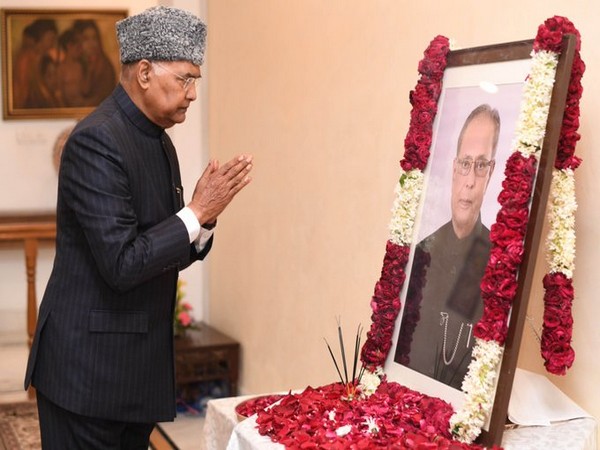 President Ram Nath Kovind paid floral tribute to former President Pranab Mukherjee (Photo/Twitter)