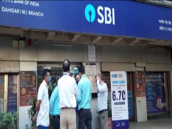 Firing at SBI branch in Dahisar killed one and left one injured. (Photos/ANI)