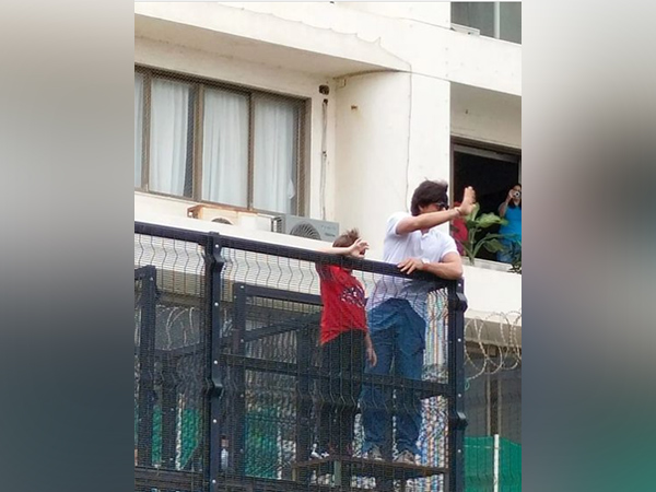 Shah Rukh Khan, AbRam wave at fans (Image source: Instagram)