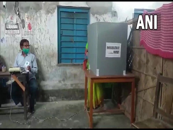 Civic Polls gets underway. Visual from Bandipur Ideal Academy for Girls High School in North 24 Parganas. (Photo/ANI)