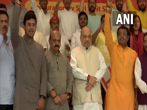 Karnataka Chief Minister Basavaraj Bommai with Union Minister Amit Shah (Centre) (File Photo/ANI)
