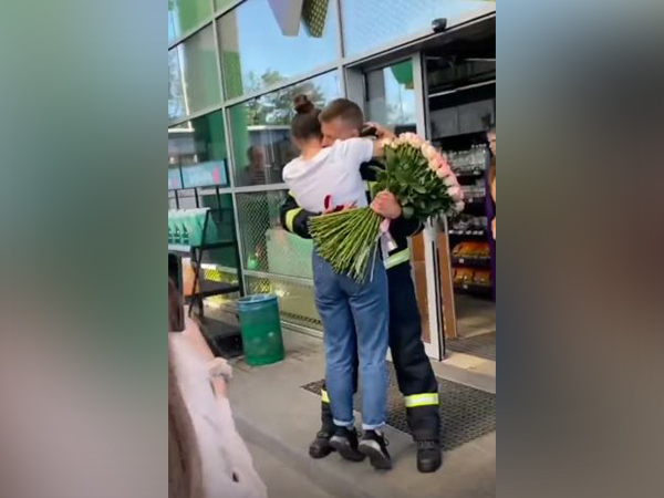 Ukrainian couple in the viral video (Source: Twitter)