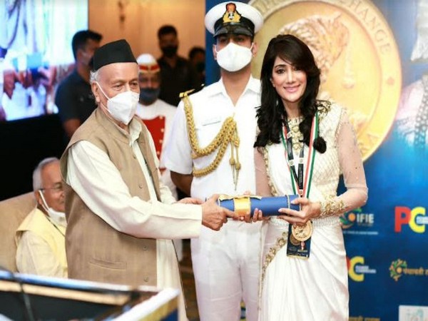 Ssarita Singh receiving the award by Shri Bhagat Singh Koshyari, Hon'ble Governor of Maharashtra