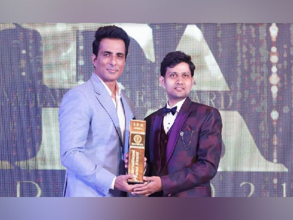 Sonu Sood presenting Mr. Hitesh Khandor with 'The Best Digital Marketing Institute in Mumbai' award