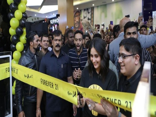  Kareena Kapoor Khan launching the all new Forever 21 at Orion Mall, Bengaluru