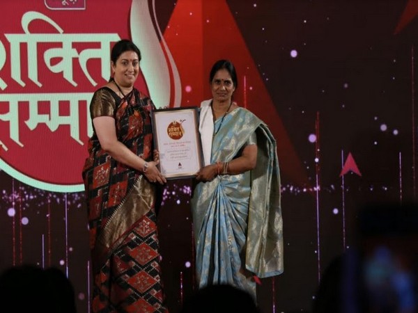 Asha Devi (Mother of Nirbhaya) and Smriti Irani