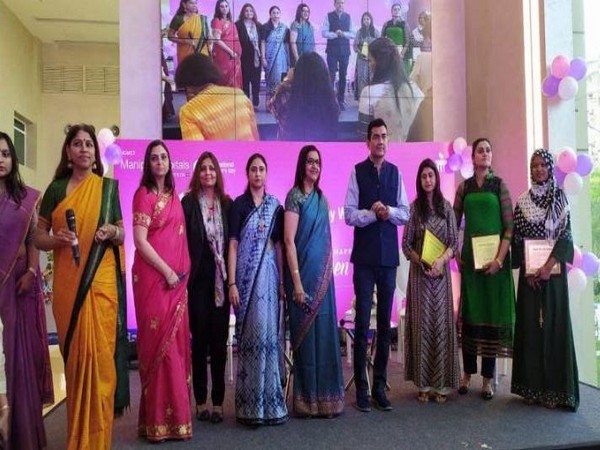 Celebrity Chef Sanjeev Kapoor with Doctors and Survivors during the launch of the Well Women Package at Manipal Hospitals Dwarka, New Delhi