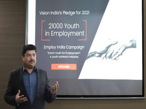 Vivek Kumar, CEO of Vision India, presenting the programme