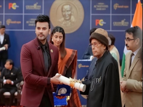 Dr Abhinit Gupta receiving his award from Dr Pranab Mukherjee