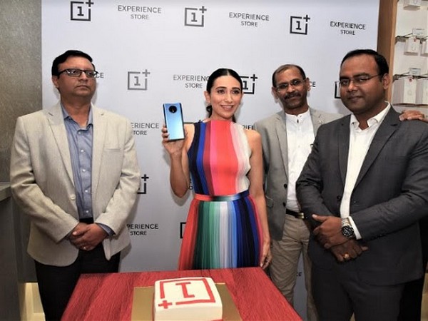 Karisma Kapoor launched OnePlus store at Elpro City Square mall