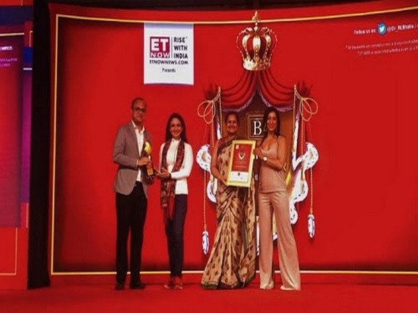 Anique Khan, Deputy Manager, MGA-BFSI, and Neelam Prasad, Deputy General Manager, MGA-BFSI receiving the award for the 'Best Institute in Banking and Finance'