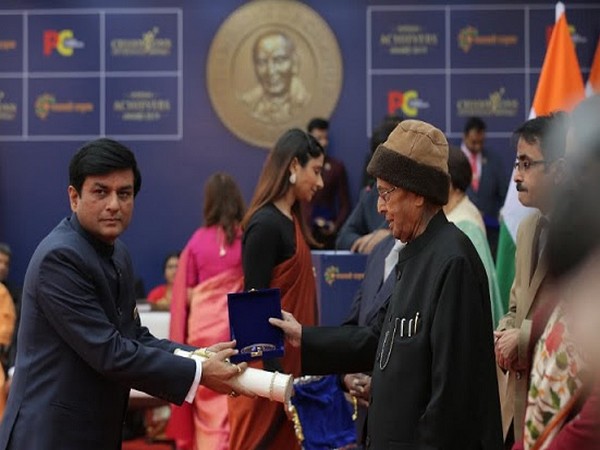 Dilip Kumar receiving his award from Dr Pranab Mukherjee