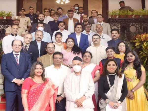 Hon'ble Governor with the Winners of Maharashtra State Champion Awards for Corona Warriors 2020-21