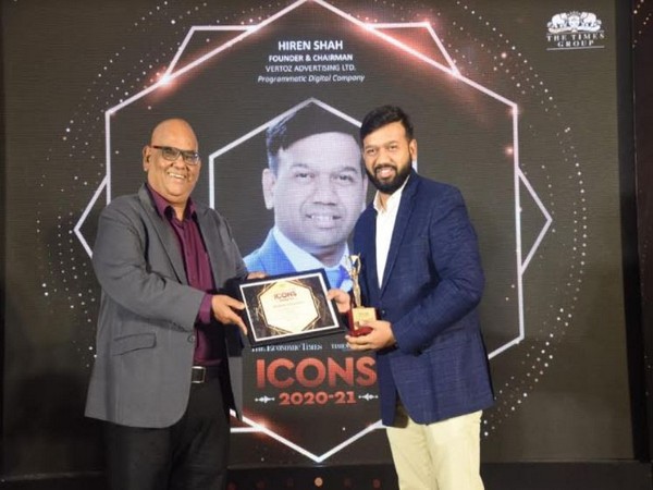 Hiren Shah receiving ET Icons Award