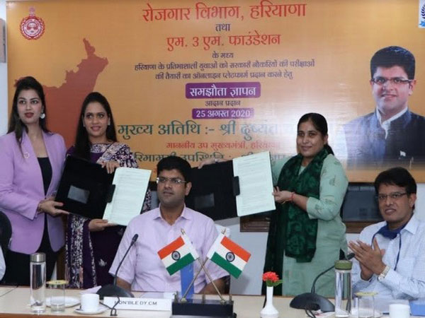 Seema Kaushik, Director, Department of Employment, Haryana signing an MoU with Dr Payal Kanodia, Trustee, M3M Foundation, in the august presence of Deputy Chief Minister, Haryana, Dushyant Chautala