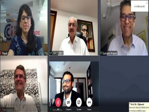 The heads of IFCCI, IGCC and Roedl & Partner presenting the White paper to Subhash Desai - Min for Industries and Mining of Maharashtra, Govt of Maharashtra. (top centre in white)