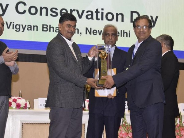  L to R - R.K. Singh, Hon'ble  Minister of State (IC) for Power; Mahendra Khandeparkar - GM, Design (Crompton-Fans Division)