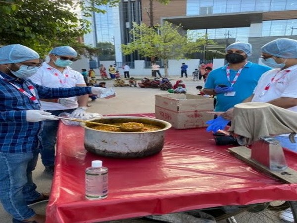 Hindrise Volunteers distribute free food, masks and groceries in Delhi NCR