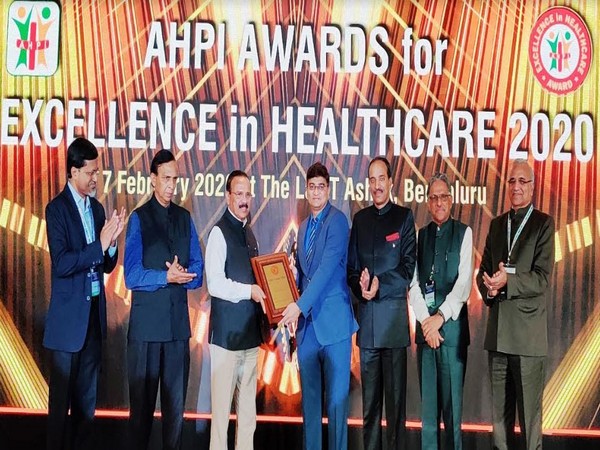 D V Sadananda Gowda - Union Minister of Chemicals Fertilizers, Govt of India presenting Award to Dr Shashikant Pawar - GM (Operations) at Dr L H Hiranandani Hospital