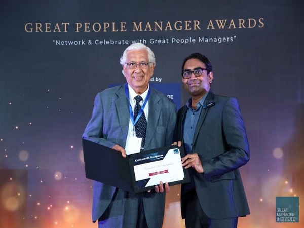 Virendra Sanghavi receiving Award from Ashwin Srivastava Co-founder, Great Manager Institute