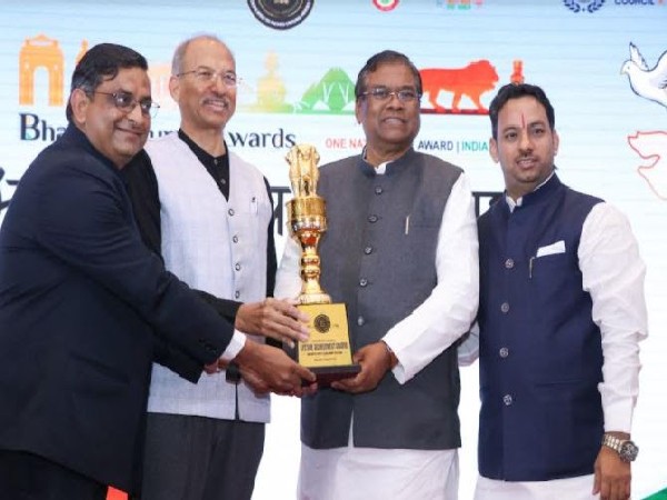Faggan Singh Kulaste (Union Minister of State, Government of India) gave Bharat Gaurav Award to Padmashree Dr. Vikas Mahatme