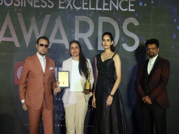 Dimple Bhardwaj, Head - MarComm, Raheja Developers Ltd, receiving the award from the hands of veteran actor Gulshan Grover