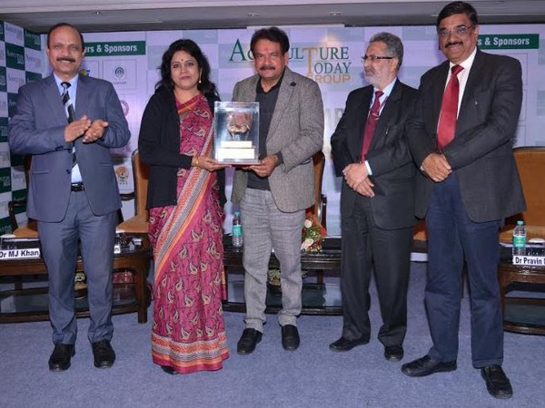 Dr N Vijaya Lakshmi receiving award from SP Singh Baghel, MP, Lok Sabha, Agra