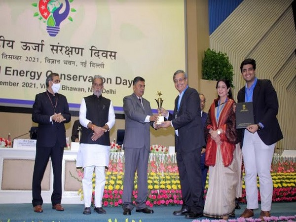 Vivek Verma (M.D., SEDL) receiving the 